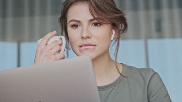 Una Joven Atractiva Está Usando Computadora Portátil Sentada Casa — Vídeos de Stock