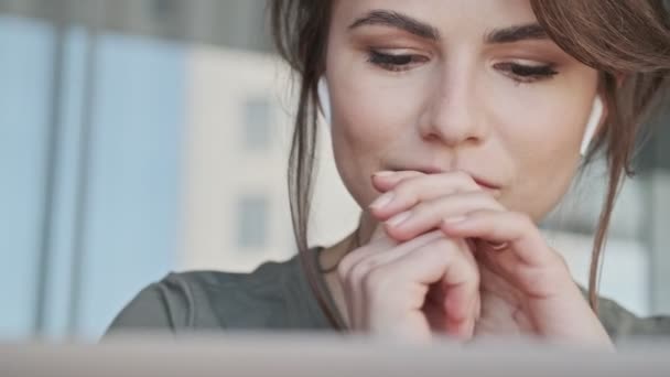 Een Mooie Jonge Vrouw Met Oordopjes Denken Terwijl Het Gebruik — Stockvideo