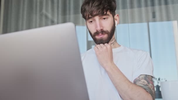 Jovem Hipster Calmo Roupas Casuais Está Usando Seu Laptop Sentado — Vídeo de Stock