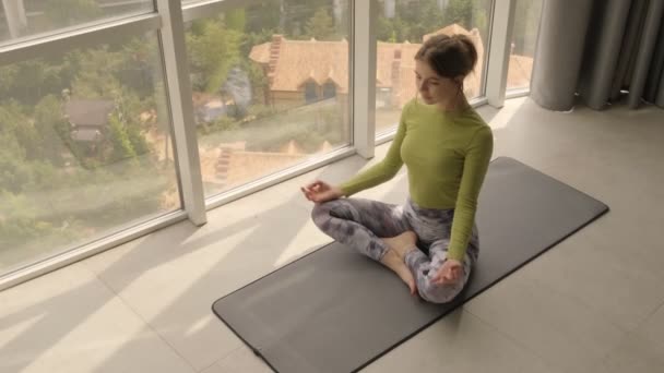 Egy Csinos Fiatal Aki Melegítőben Van Meditál Miközben Otthon Egy — Stock videók