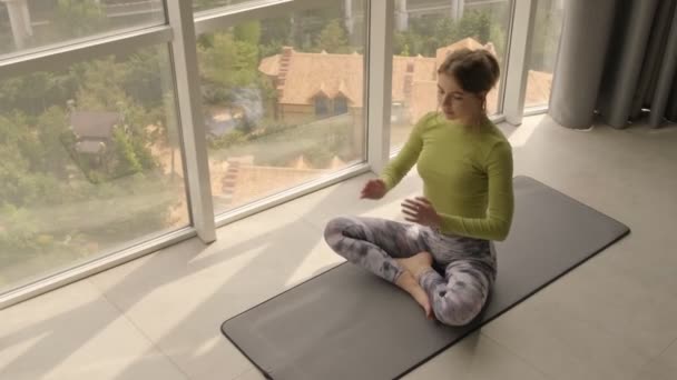 Överblick Över Ganska Trevlig Ung Kvinna Bär Träningsoverall Att Meditera — Stockvideo