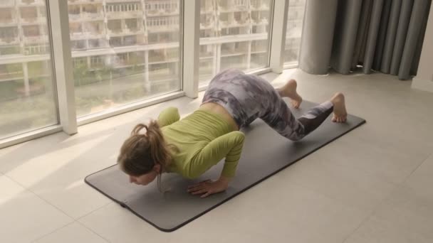 Een Mooie Jonge Vrouw Draagt Trainingspak Doet Morgens Yoga Een — Stockvideo