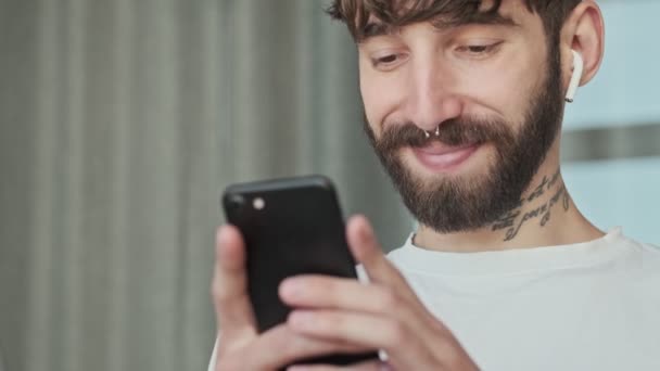 Close View Happy Relaxed Young Hipster Man Earbuds Messaging His — Stock Video