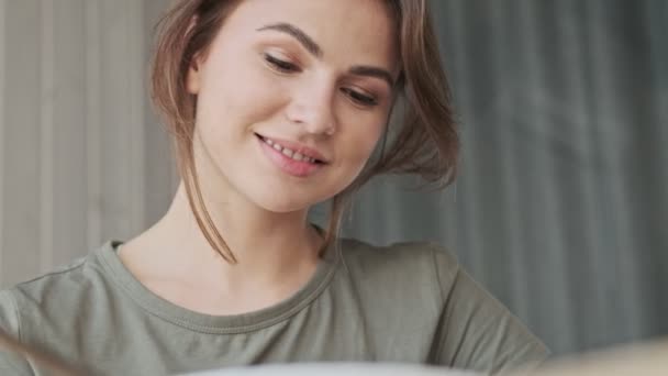 Een Close Zicht Een Mooie Dromerige Jonge Vrouw Kijkt Naar — Stockvideo