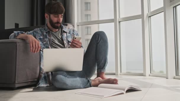 Jovem Hipster Calmo Roupas Casuais Está Usando Seu Smartphone Enquanto — Vídeo de Stock