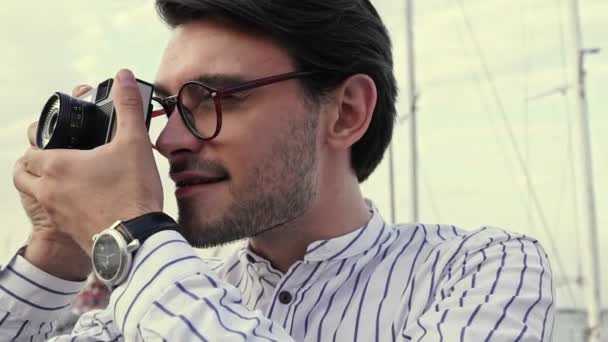 Uma Visão Perto Homem Masculino Bonito Sorridente Usando Óculos Está — Vídeo de Stock