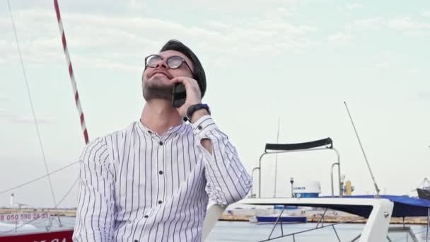 Atraktivní Mladý Muž Brýlemi Mluví Telefonu Zatímco Chodí Molu — Stock video