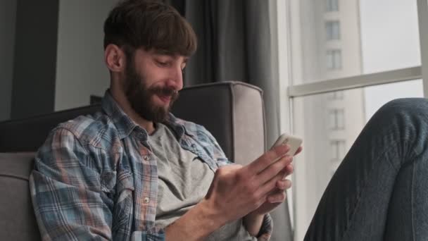 Ein Abgeschnittener Blick Auf Einen Zufriedenen Jungen Hipster Mann Lässiger — Stockvideo