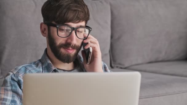 Przycięty Widok Przystojnego Młodego Hipstera Okularach Luźnych Ciuchach Używa Laptopa — Wideo stockowe