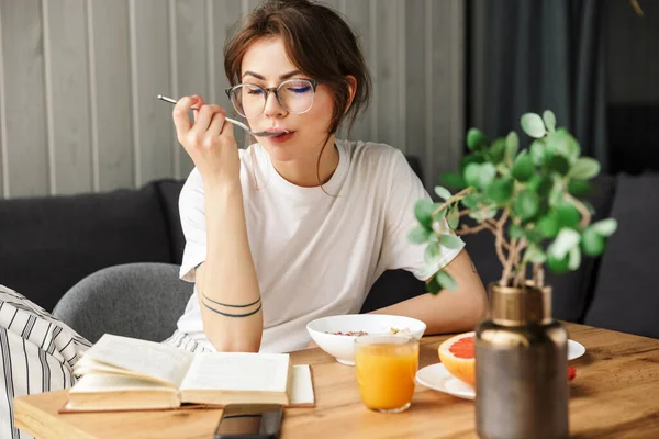 Photo Beautiful Focused Woman Reading Book While Having Breakfast Cozy — Stock Photo, Image