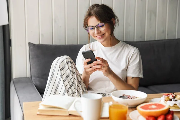 Foto Von Fröhlichen Kaukasischen Frau Mit Handy Beim Frühstück Gemütlichen — Stockfoto