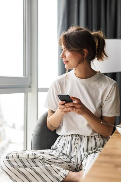 Fénykép Gyönyörű Kaukázusi Használja Mobiltelefon Miközben Reggeli Hangulatos Szobában Otthon — Stock Fotó