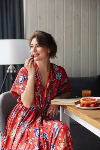 Foto Mulher Elegante Satisfeito Rindo Comendo Morango Enquanto Toma Café — Fotografia de Stock