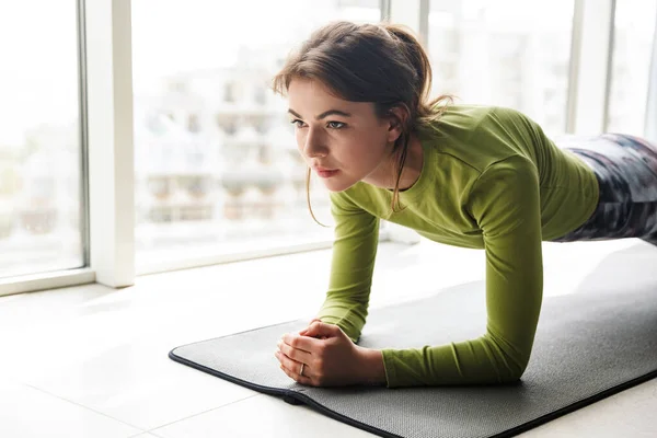 Photo Focused Brunette Woman Doing Yoga Exercises Mat While Working — Stock Photo, Image