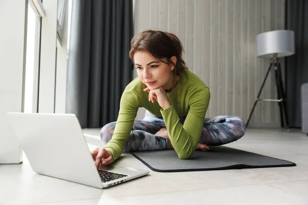 Foto Van Gerichte Brunette Sportvrouw Met Behulp Van Laptop Tijdens — Stockfoto