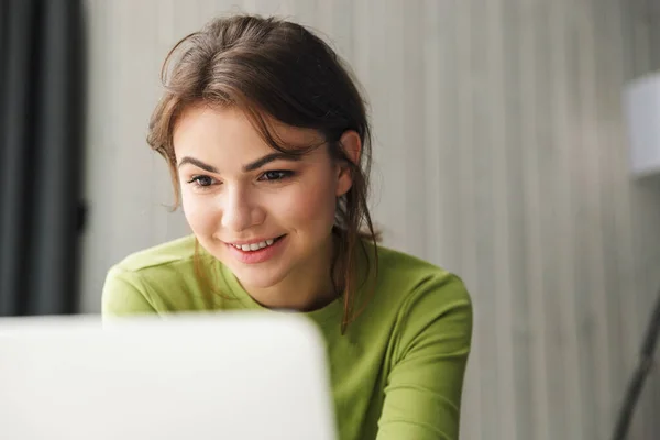 Foto Close Mulher Bonita Morena Alegre Usando Laptop Sorrindo Quarto — Fotografia de Stock