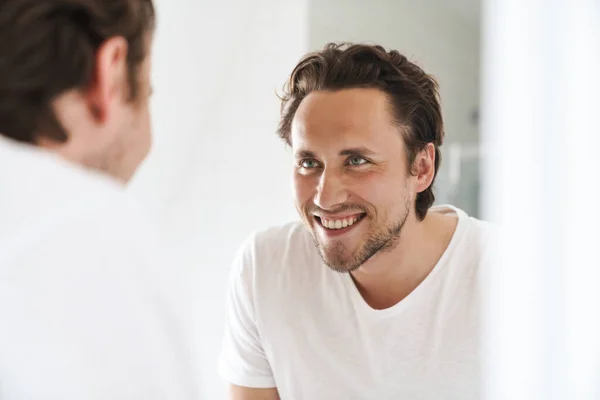 Çekici Mutlu Kendine Güveni Tam Genç Bir Adam Banyo Aynasının — Stok fotoğraf