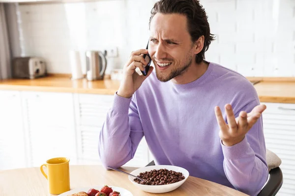 Jeune Homme Attrayant Assis Table Cuisine Prenant Petit Déjeuner Mangeant — Photo