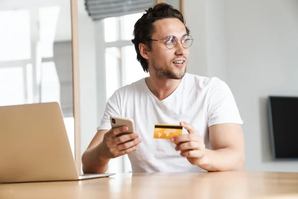 Atractivo Joven Alegre Sentado Mesa Cocina Trabajando Ordenador Portátil Compras — Foto de Stock