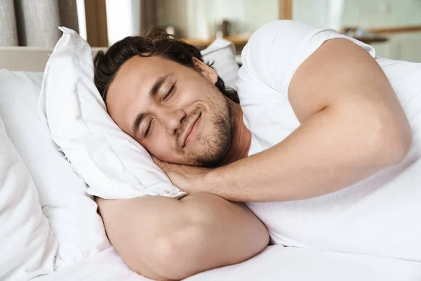 Sonriente Joven Acostado Una Almohada Cama Relajante Ees Cerrado — Foto de Stock