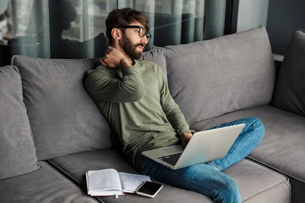 Image Homme Barbu Concentré Dans Les Lunettes Travail Avec Ordinateur — Photo