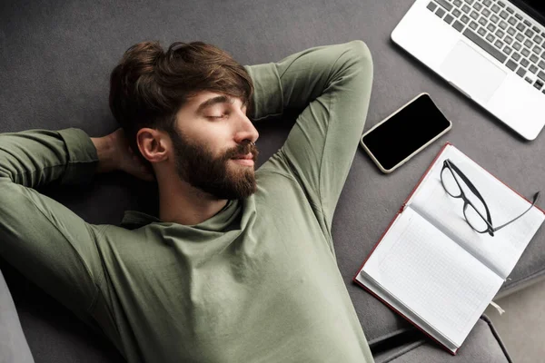 Imagen Joven Guapo Durmiendo Acostado Sofá Mientras Trabaja Con Ordenador —  Fotos de Stock