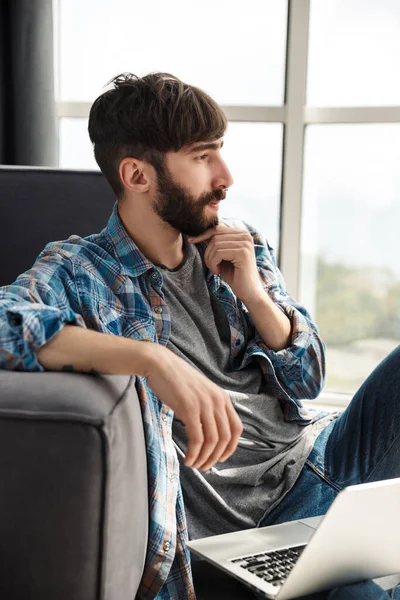 Imagen Del Hombre Barbudo Pensando Trabajando Con Cuaderno Mientras Está — Foto de Stock