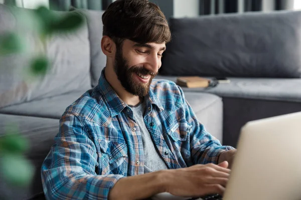 Bild Eines Lachenden Bärtigen Mannes Der Mit Notizbuch Arbeitet Während — Stockfoto