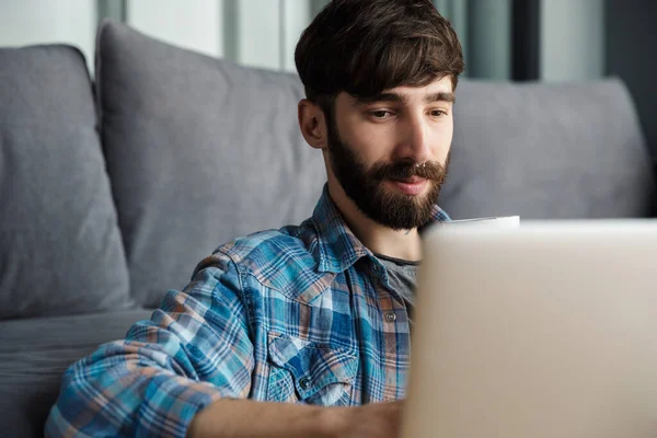 Imagen Del Hombre Barbudo Pensando Trabajando Con Cuaderno Mientras Está — Foto de Stock