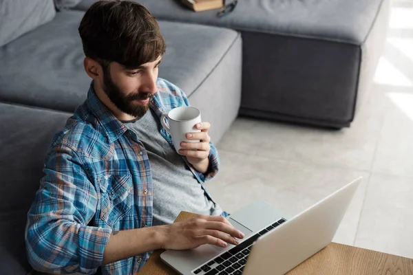 Immagine Bell Uomo Barbuto Che Beve Caffè Usa Taccuino Mentre — Foto Stock