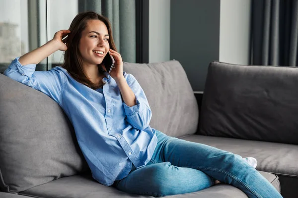 Immagine Una Bella Donna Gioiosa Che Ride Parla Cellulare Seduta — Foto Stock