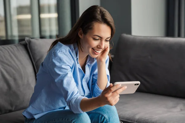 Bild Der Schönen Fröhlichen Netten Frau Die Lächelt Und Handy — Stockfoto