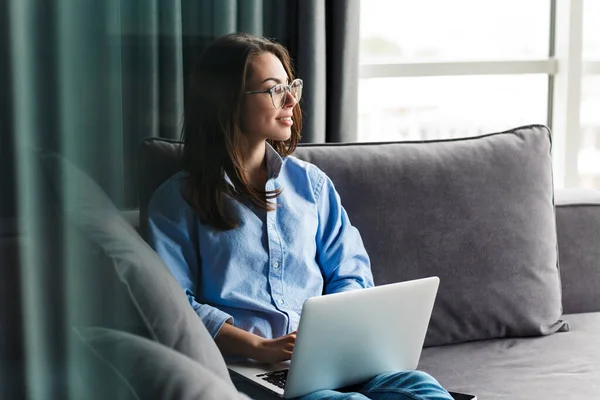 Imagen Una Mujer Feliz Con Anteojos Trabajando Con Portátil Sonriendo — Foto de Stock