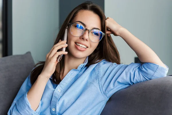 Bild Einer Fröhlichen Frau Mit Brille Die Handy Spricht Und — Stockfoto