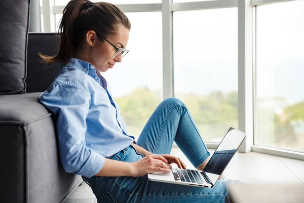 Imagem Mulher Feliz Óculos Trabalhando Com Laptop Sorrindo Enquanto Sentado — Fotografia de Stock