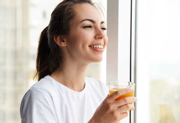 Obraz Zadowolony Młoda Miła Kobieta Uśmiecha Się Pije Świeży Sok — Zdjęcie stockowe