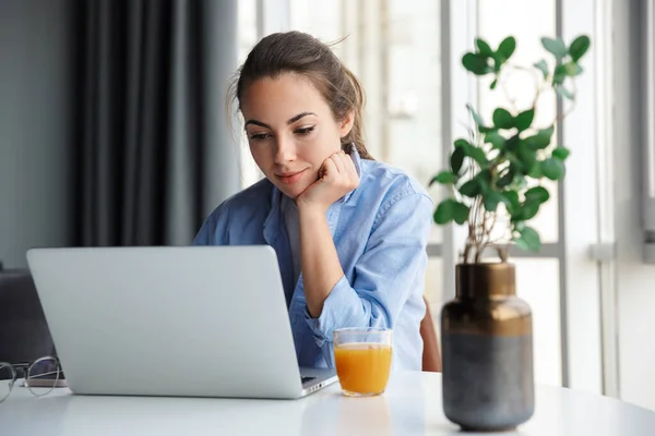 Immagine Una Bella Donna Bruna Che Usa Taccuino Beve Succo — Foto Stock