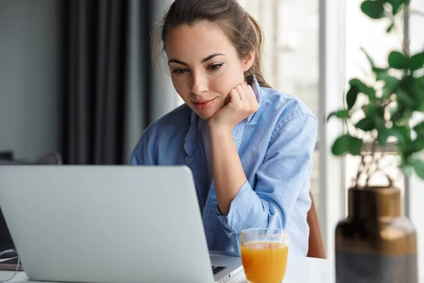 Imagen Una Mujer Agradable Complacida Usando Cuaderno Bebiendo Jugo Mientras — Foto de Stock