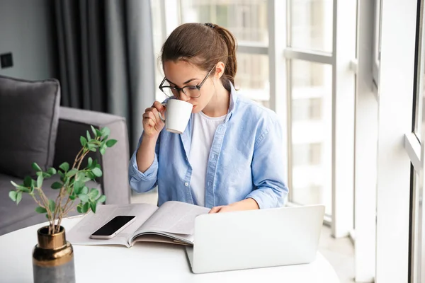 Image Beautiful Focused Woman Reading Book Drinking Tea While Working — Stock Photo, Image