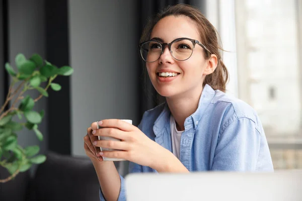 Afbeelding Van Een Mooie Vrolijke Vrouw Die Thee Drinkt Werkt — Stockfoto