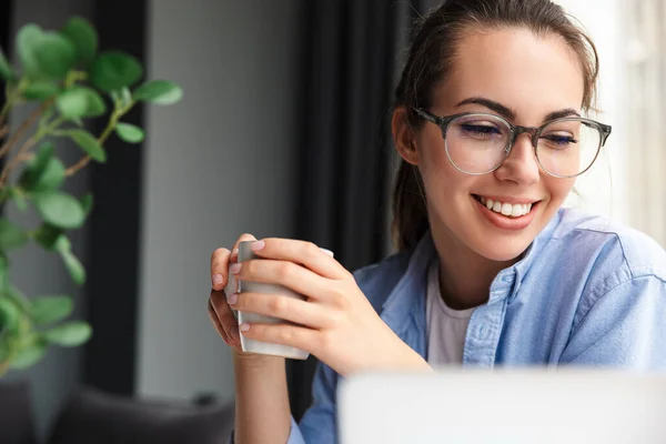 Bild Vacker Glad Kvinna Dricka Och Arbeta Med Laptop När — Stockfoto