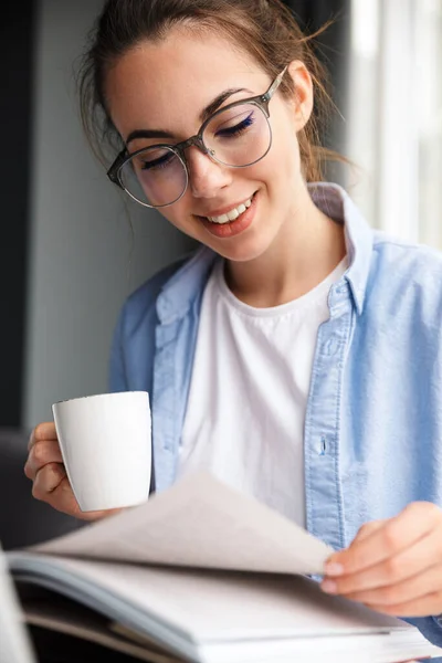 Imagem Mulher Atraente Sorrindo Ler Livro Beber Café Enquanto Sentado — Fotografia de Stock