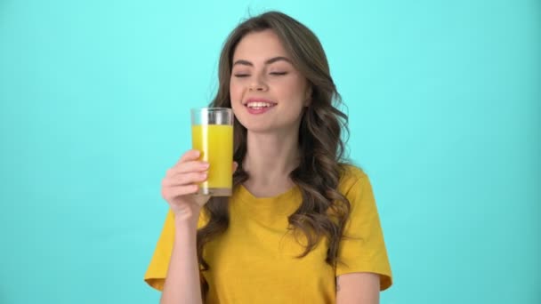 Una Joven Amigable Que Lleva Una Camiseta Amarilla Está Bebiendo — Vídeo de stock