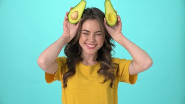 Uma Jovem Engraçada Vestindo Uma Camiseta Amarela Está Divertindo Posando — Vídeo de Stock