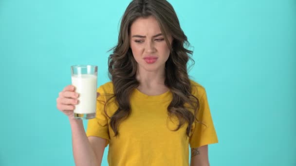 Uma Jovem Descontente Vestindo Uma Camiseta Amarela Tem Intolerância Lactose — Vídeo de Stock