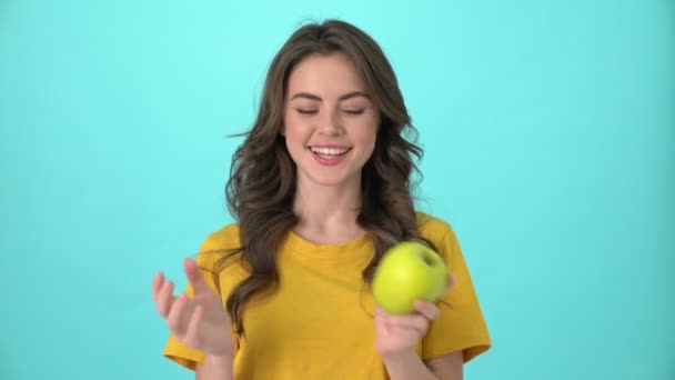 Una Joven Muy Alegre Con Una Camiseta Amarilla Posando Con — Vídeo de stock