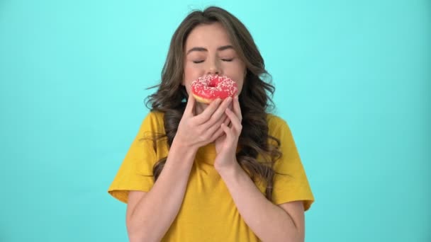 Una Joven Feliz Positiva Vistiendo Una Camiseta Amarilla Está Comiendo — Vídeo de stock