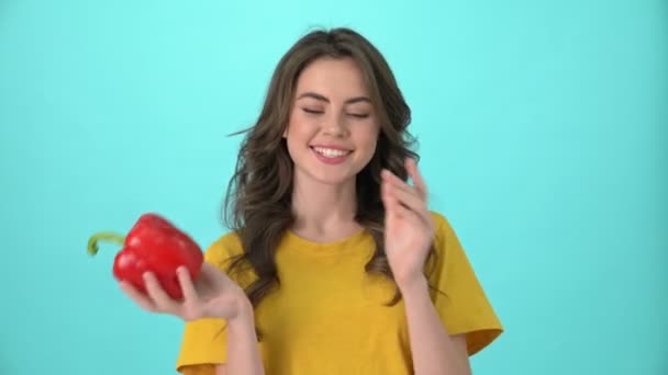 Een Lachende Jonge Vrouw Met Een Geel Shirt Speelt Met — Stockvideo