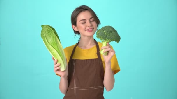 Een Mooie Jonge Vrouw Draagt Een Bruin Schort Houdt Broccoli — Stockvideo