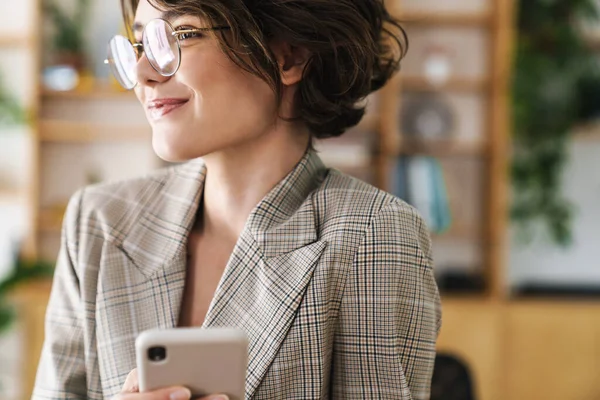 Beautiful Smiling Young Businesswoman Standing Office Using Mobile Phone — Stock Photo, Image